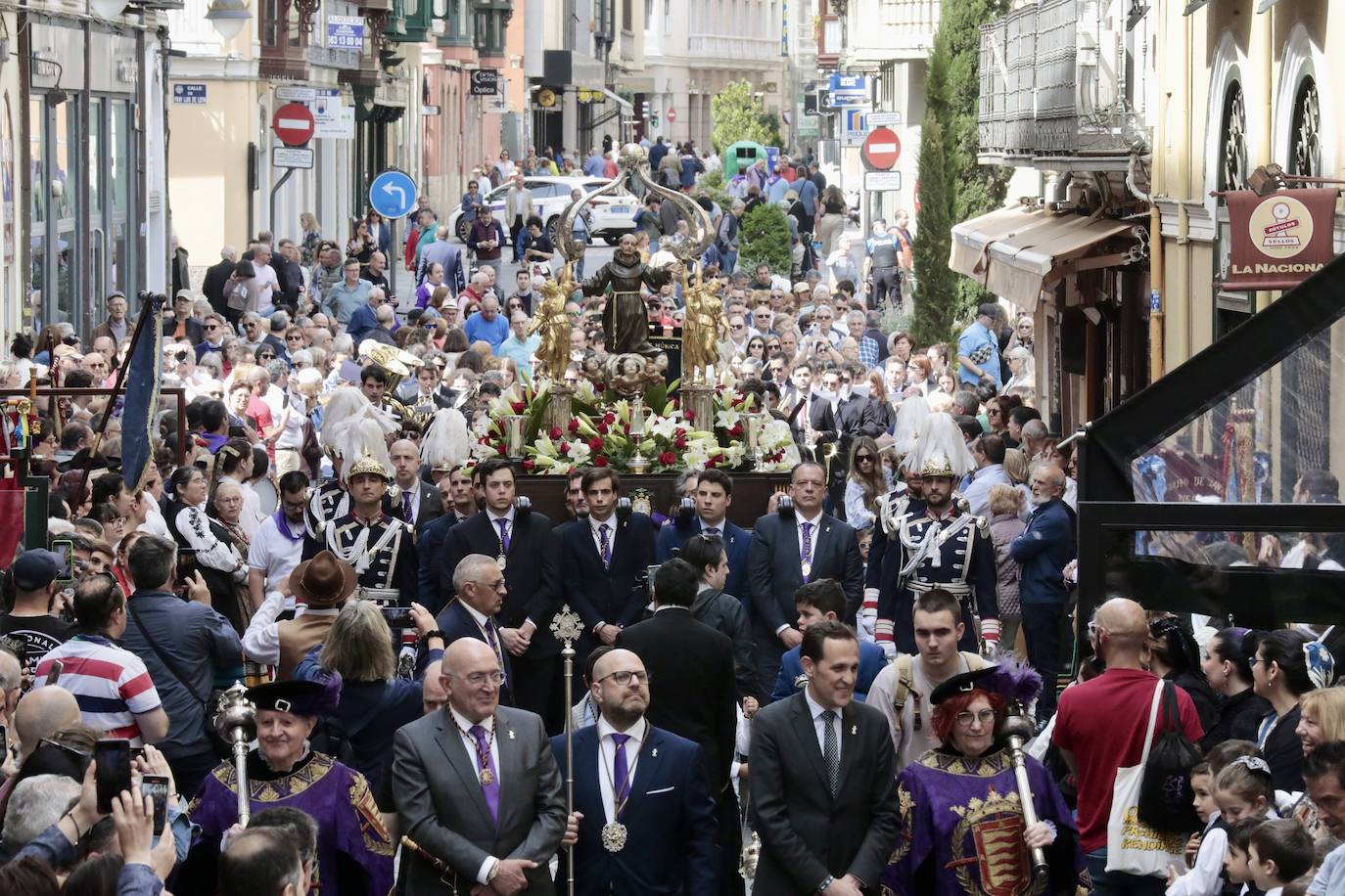 Ofrenda floral, misa y procesión en San Pedro Regalado