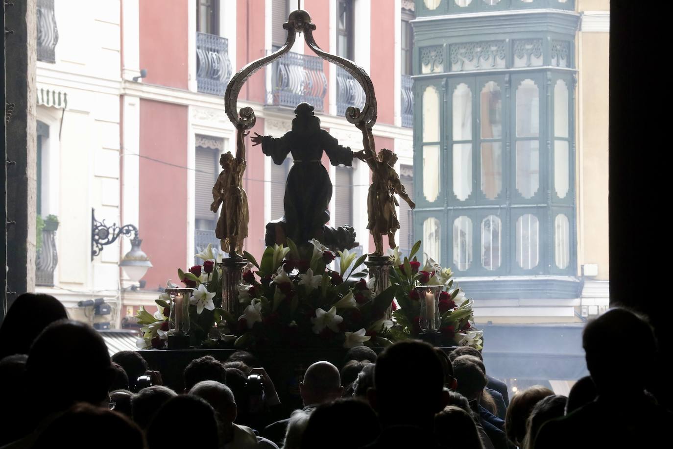 Ofrenda floral, misa y procesión en San Pedro Regalado