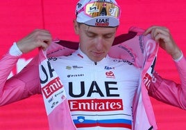 Pogacar se enfunda la maglia rosa el pasado domingo.