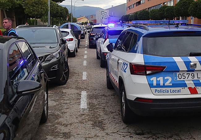 Presencia policial, este sábado, en la puerta del Mariano Chocolate.