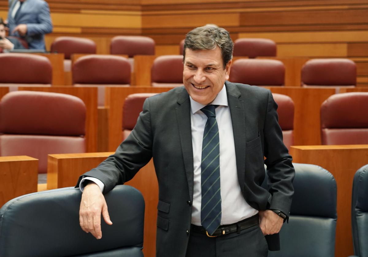 Carlos Fernández Carriedo, consejero de Economía y Hacienda, antes del debate de las enmiendas a la totalidad de los presupuestos.