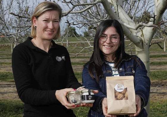 Raquel de Dios, de Trufas RF, y Marta García, de Nuez de Castilla, pPosan entre los nogales de Marta.