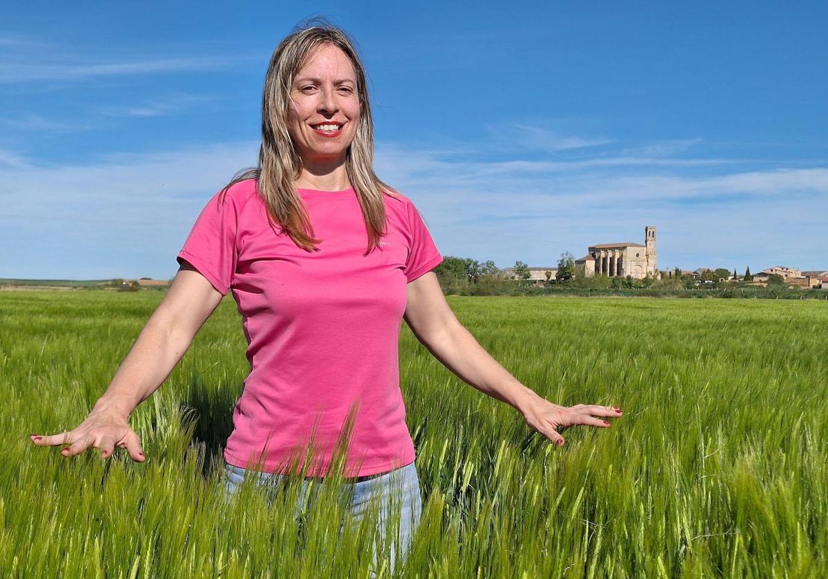 María José Mulero, en uno de sus cultivos, con Villanueva de San Mancio al fondo.