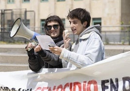 Miembros de Alternativa Universitaria y estudiantes de la UVA, en la lectura del manifiesto puertas de Filosofía y Letras.