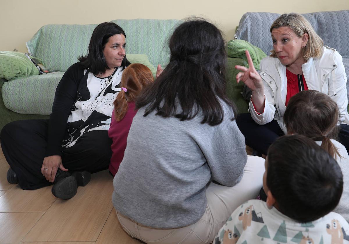 La consejera habla con los niños y con la directora del hogar de Palencia.