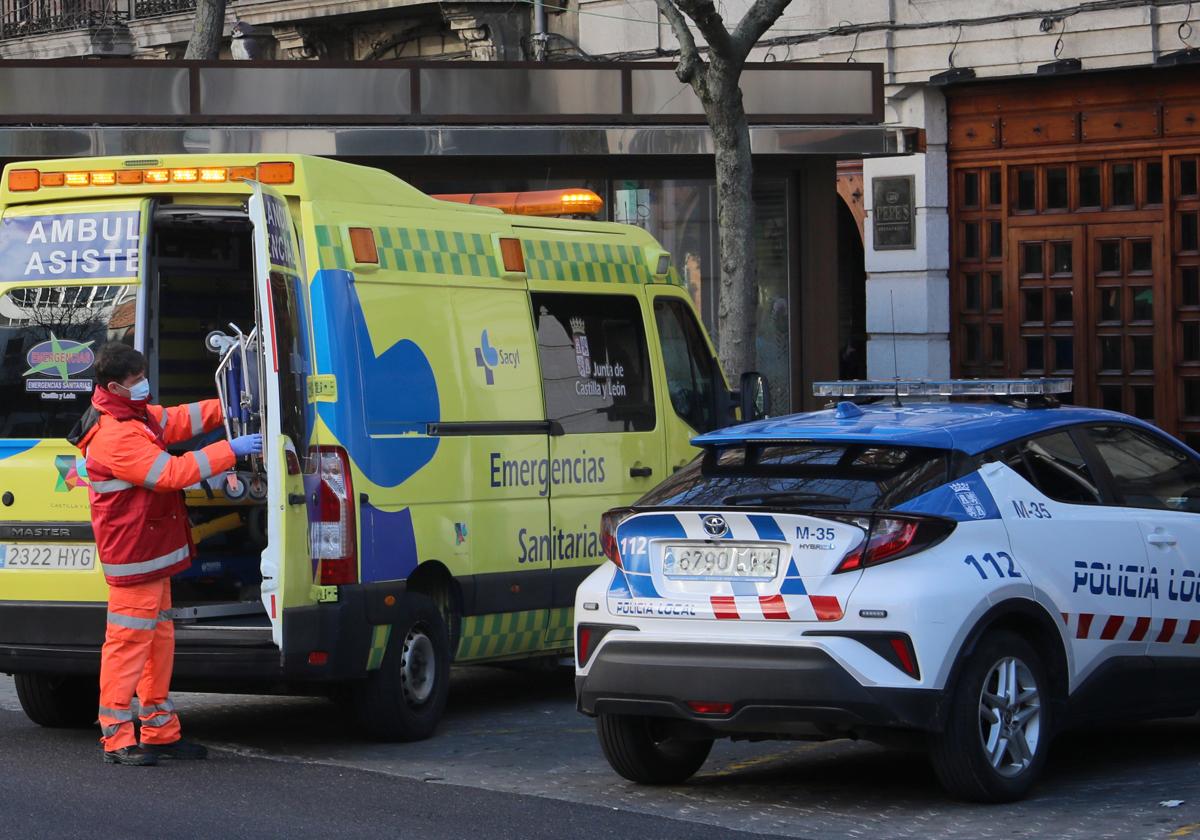 Una ambulancia y una patrulla de la Policía Local, en una imagen de archivo.