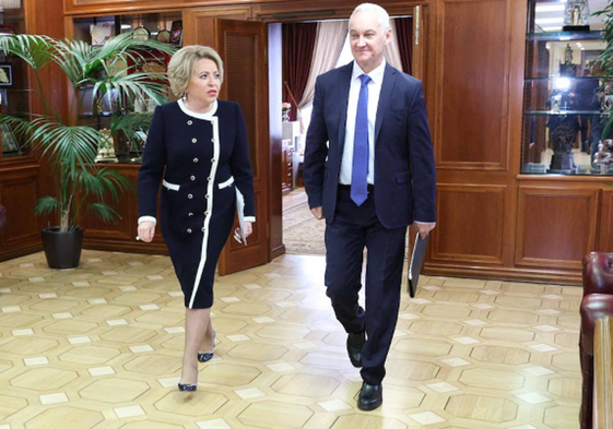 El nuevo ministro de Defensa ruso, Andrei Belousov, junto a la presidenta del Consejo de la Federación de la Cámara Alta del parlamento ruso, Valentina Matviyenko.