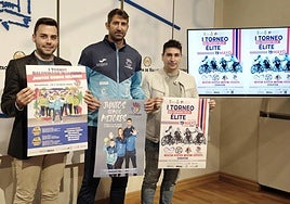 Roberto Migallón, Óscar Perasles y Jonatan Gallego muestran los carteles de la jornada.