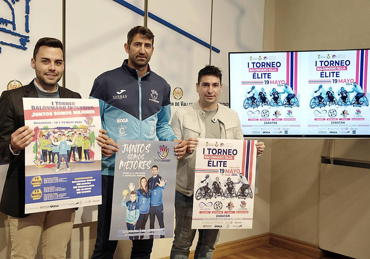 Roberto Migallón, Óscar Perasles y Jonatan Gallego muestran los carteles de la jornada.