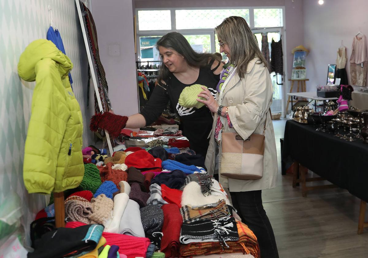 Mercadillo de la asociación, en un local del Paseo del Salón.