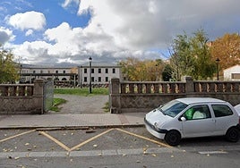Parque precintado por la Policía Local de Ávila tras la muerte por envenenamiento de un perro.