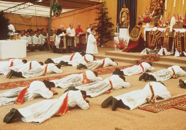 Sacerdotes en un oficio de Marcel Lefebvre.