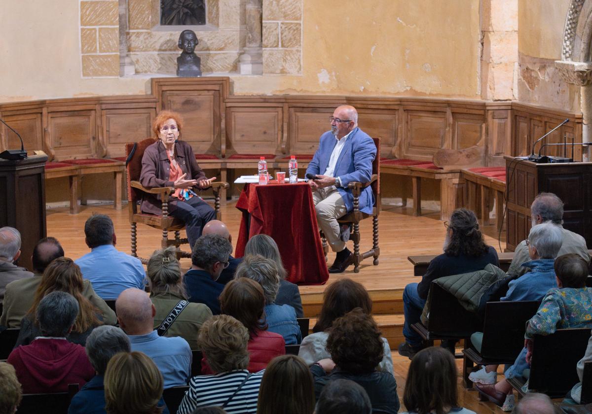 Margarita del Val e Ignacio López-Goñi, durante el coloquio.