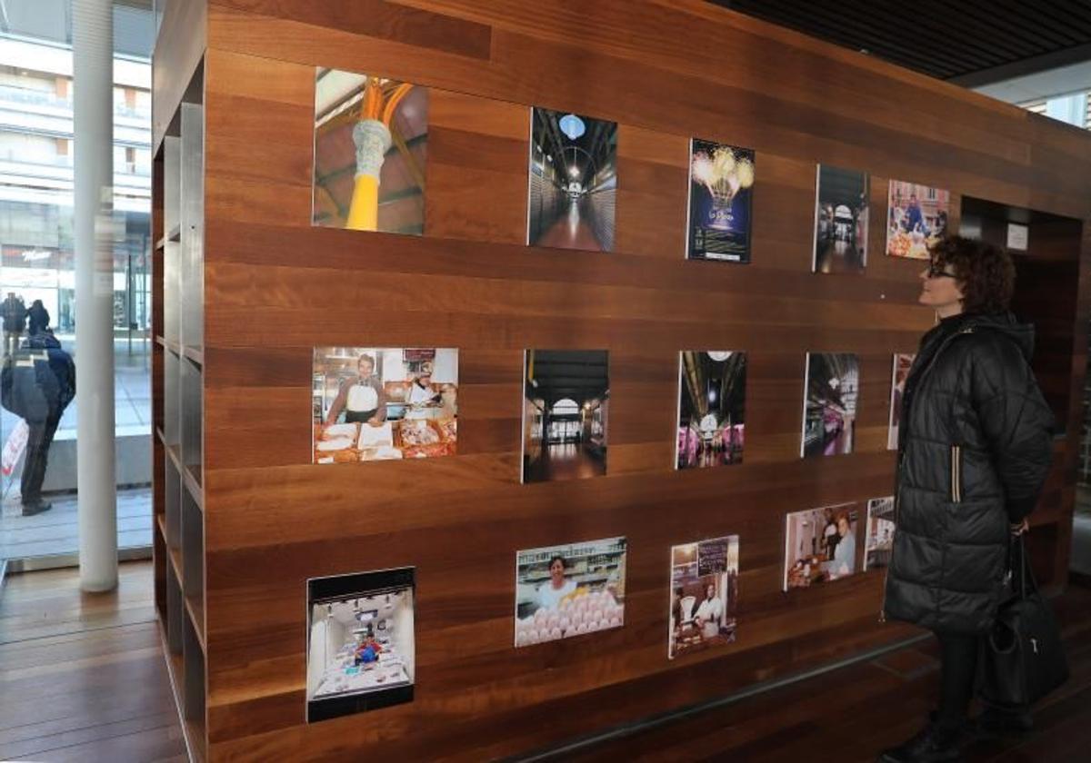 La concejala Judith Castro, en una exposición sobre la Plaza de Abastos.