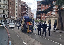 Los servicios sanitarios se disponen al traslado de la mujer en la ambulancia, junto a la Policía Nacional.