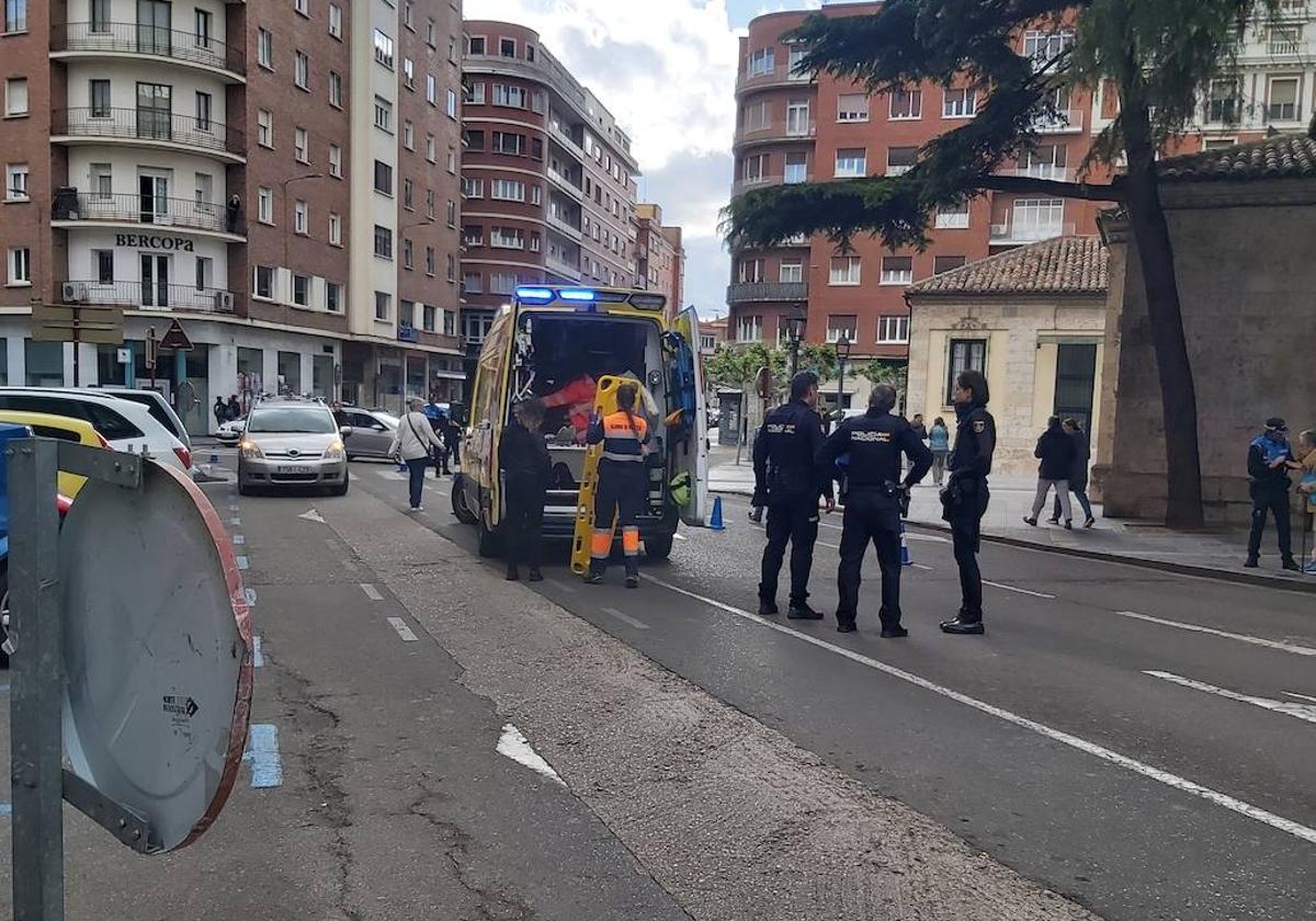 Los servicios sanitarios se disponen al traslado de la mujer en la ambulancia, junto a la Policía Nacional.