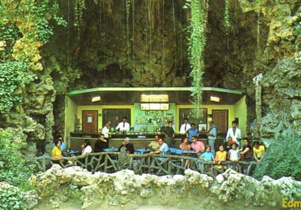 Imagen principal - La gruta se habilitó como bar durante un tiempo; las estalactitas de la cubierta y la fachada de la casa Longa, Colegio de la Enseñanza.