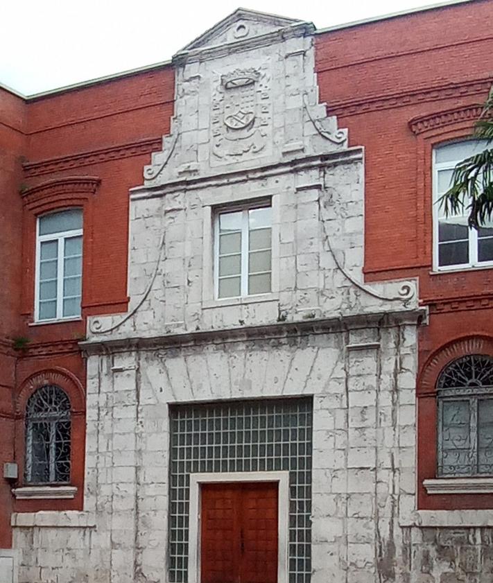 Imagen secundaria 2 - La gruta se habilitó como bar durante un tiempo; las estalactitas de la cubierta y la fachada de la casa Longa, Colegio de la Enseñanza.