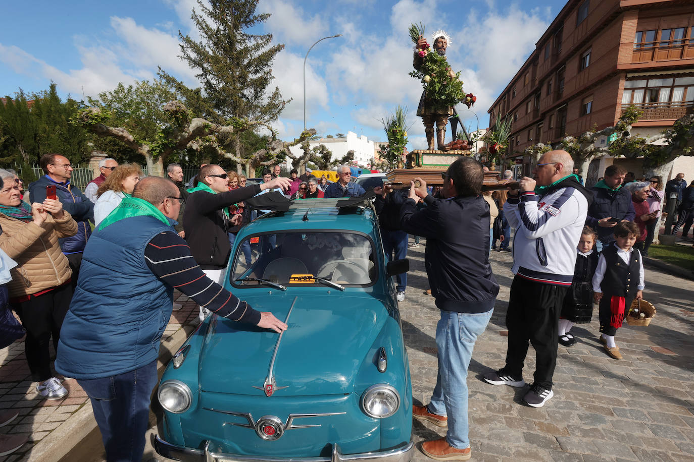 San Isidro viaja en un 600 en Dueñas