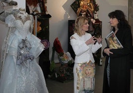 Rosana Largo explica a la ministra los detalles del museo.