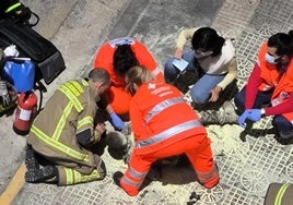 Sanitarios y bomberos atendiendo al hombre que se quemó a lo bonzo en Burgos.