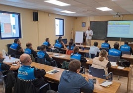 Policías municipales de Valladolid, durante una de las sesiones del curso de formación sobre intervención en casos de violencia de género.