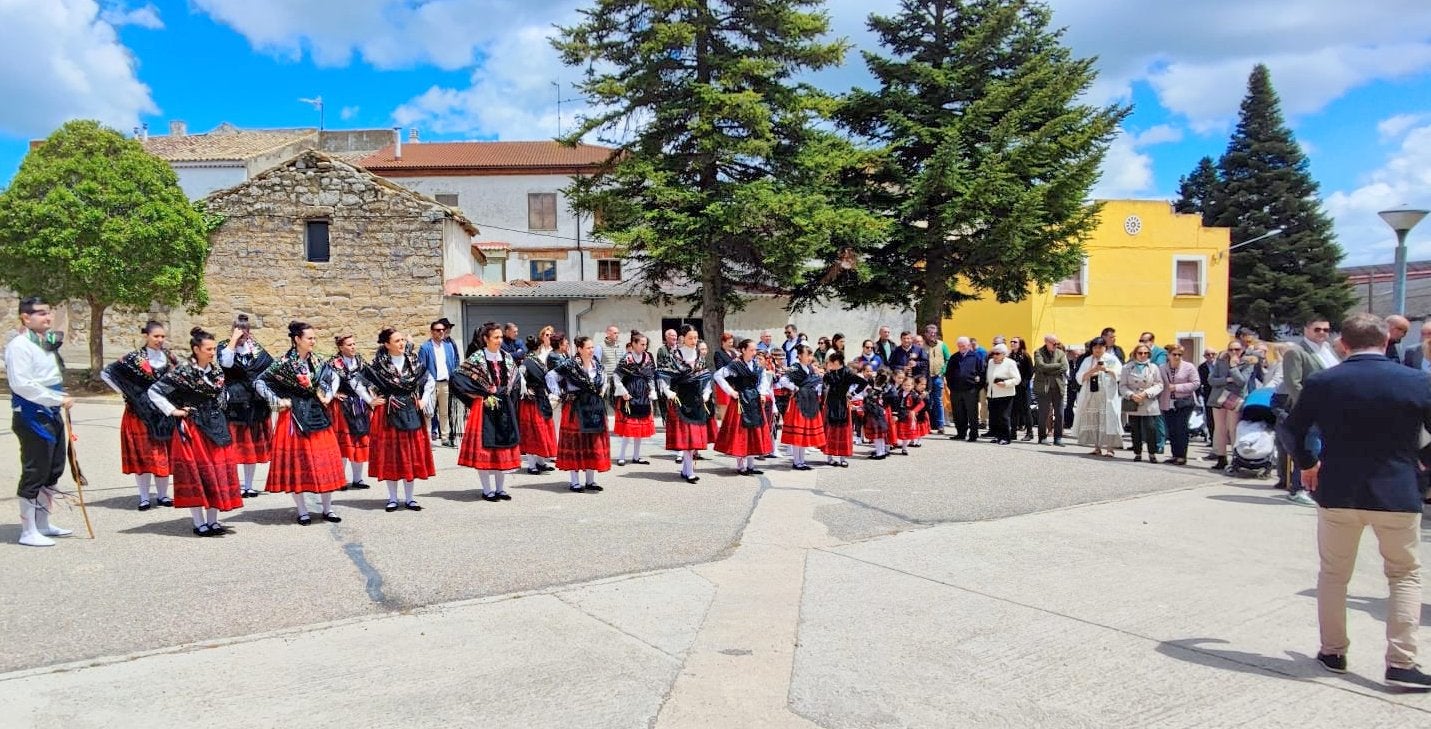 Villaviudas danza a San Isidro Labrador