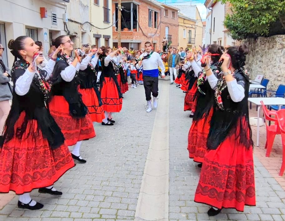 Villaviudas danza a San Isidro Labrador