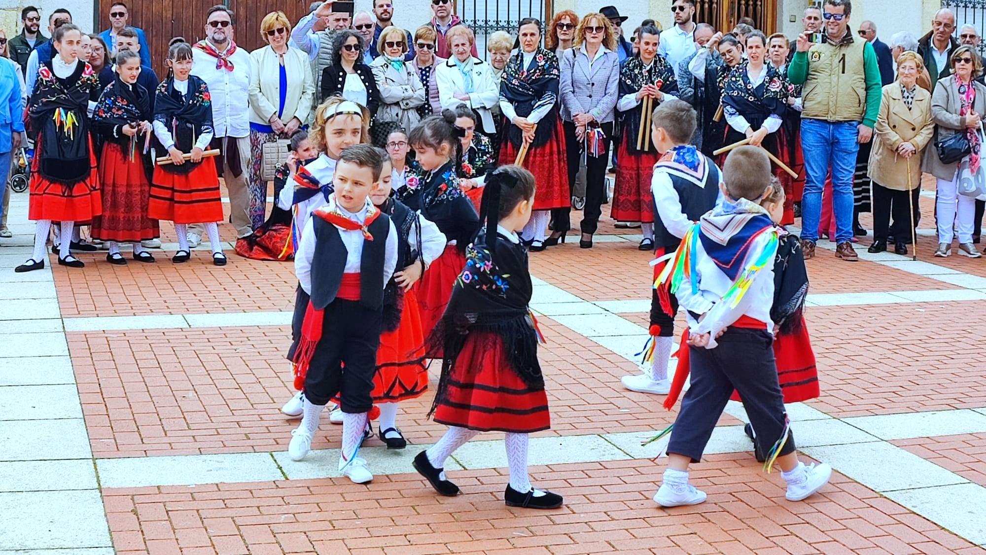 Villaviudas danza a San Isidro Labrador