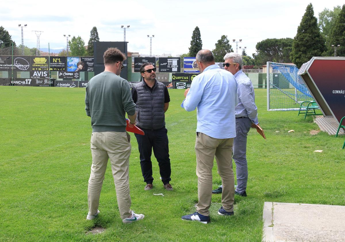 Directivos de la Segoviana inspeccionan La Albuera con miembros de la Federación.