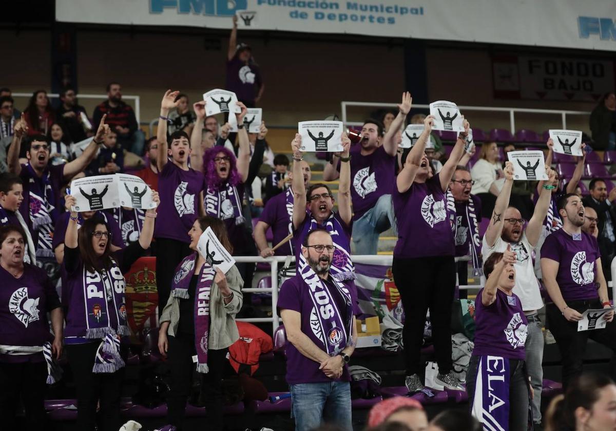 Aficionados de la peña Pucelaikos, en el encuentro ante Estudiantes.