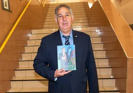 José Luis Dual Jiménez con su libro en la Facultad de Educación y Trabajo Social