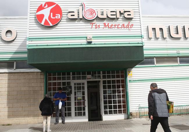 Una de las entradas al Mercado Municipal de La Albuera.