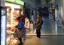 Clientela en algunos de los puestos de alimentación del mercado de La Albuera.