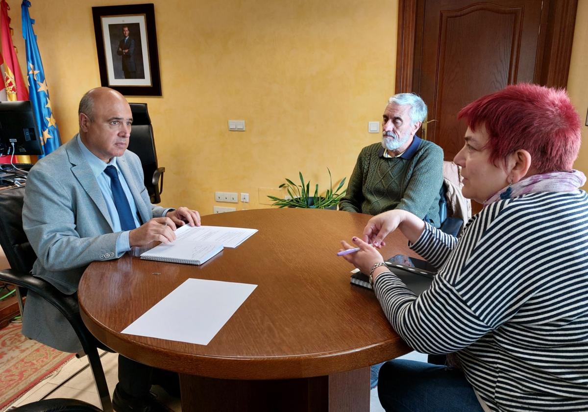 Reunión entre el subdelegado del Gobierno en Valladolid, Jacinto Canales (izquierda), y miembros de la Federación de Asociaciones Vecinales Antonio Machado.