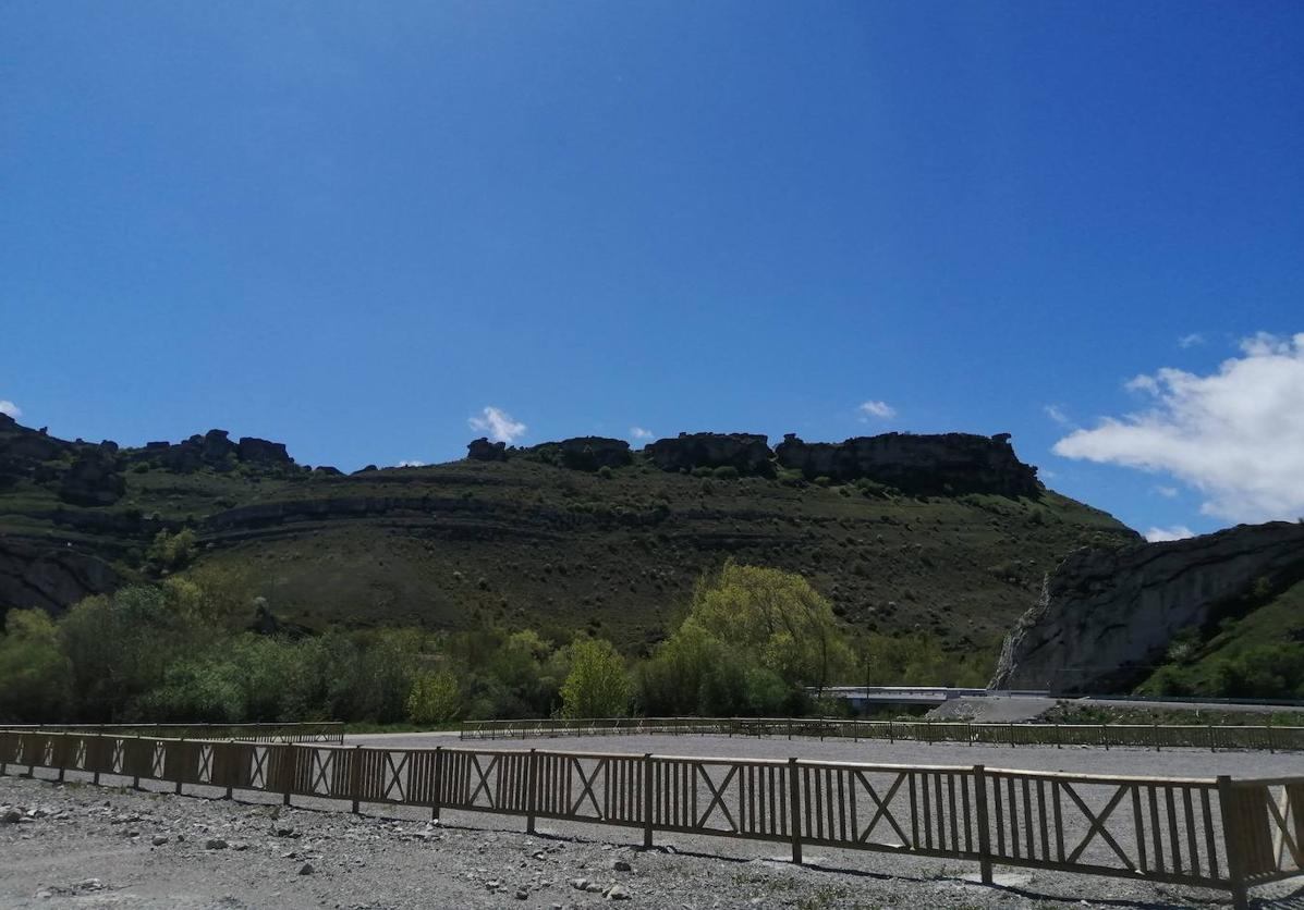 Una ruta de senderistas en la Montaña Palentina.