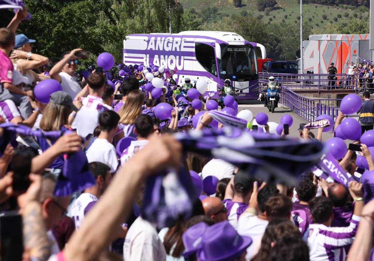 Aficionados del Real Valladolid reciben al autocar del equipo antes del último partido frente al Espanyol.