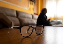 Masría, con las gafas que le han facilitado en Asalvo.