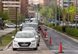 Retención provocada por el asfaltado en el paseo Arco de Ladrillo y Avenida de Madrid.