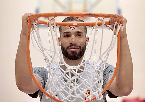 Mike Torres posa en el frontón del polideportivo Pisuerga.