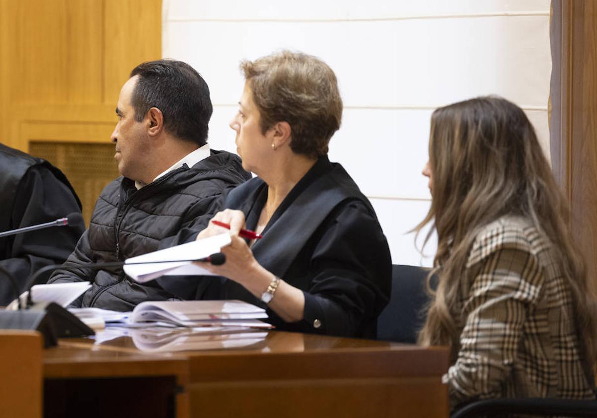 Los dos acusados, a los dos lados del a fotografía, en la primera sesión del juicio.