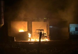 Incendio del tractor en Abades esta madrugada.