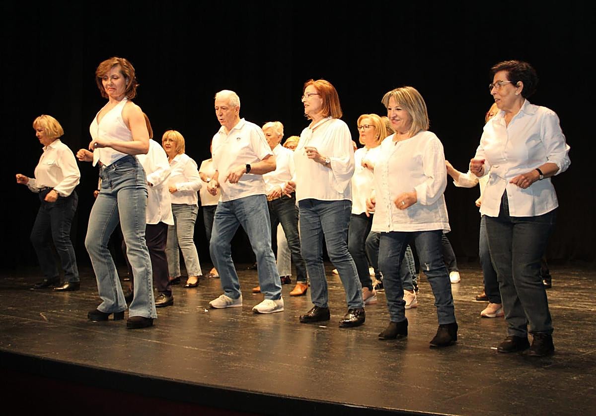Uno de los bailes durante la clausura de las Aulas de Mayores, este miércoles.