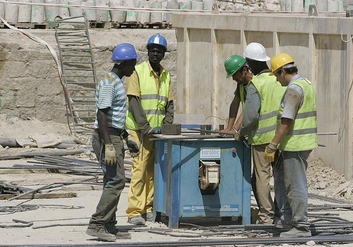 Imagen de archivo de obreros en una construcción.