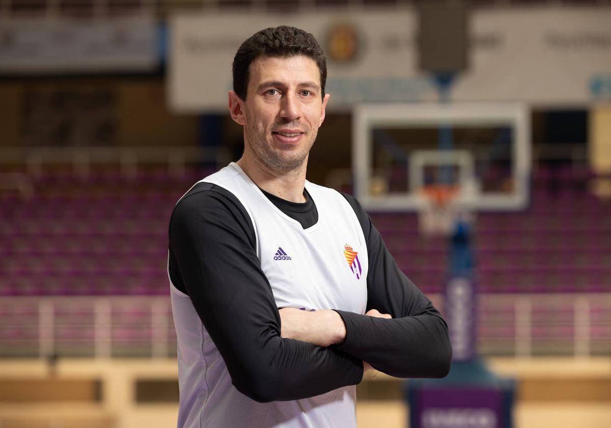 Sergio de la Fuente posa en la pista central del polideportivo Pisuerga.