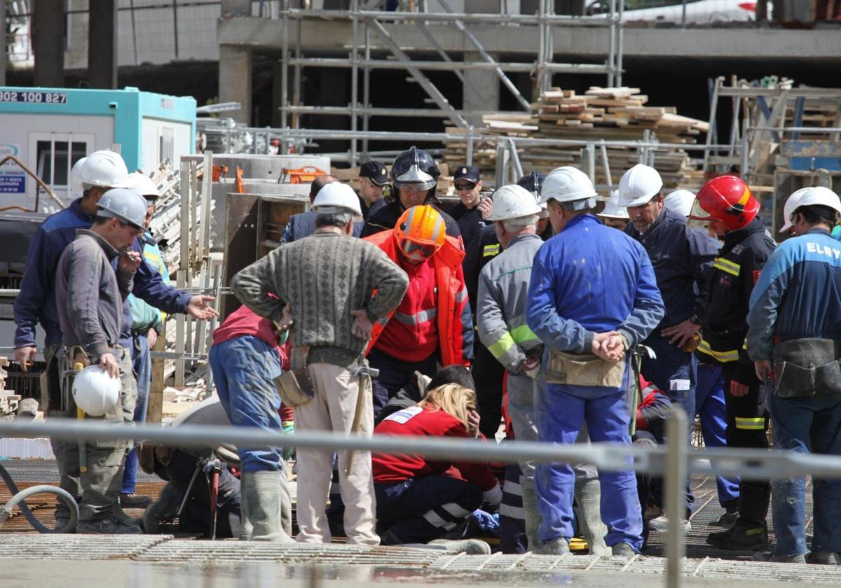 Asistencia en el mismo lugar del accidente a un trabajador que sufrió un golpe en unas obras en Segovia.