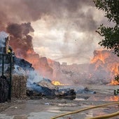 Un aparatoso incendio en una empresa de Aldeamayor genera una humareda visible desde Valladolid