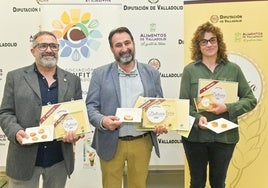 Primer premio, Rafael Mesonero, de Confitería Vitín, en el centro. A la izquierda el segundo premio Jesús Fernández Esteban de Pastelería Frías en Olmedo y el tercer galardón (a la derecha) ha ido a parar a Castronuño para José Ignacio Colinas de Xocoreto, aunque lo ha recogido Natalia Cernuda.