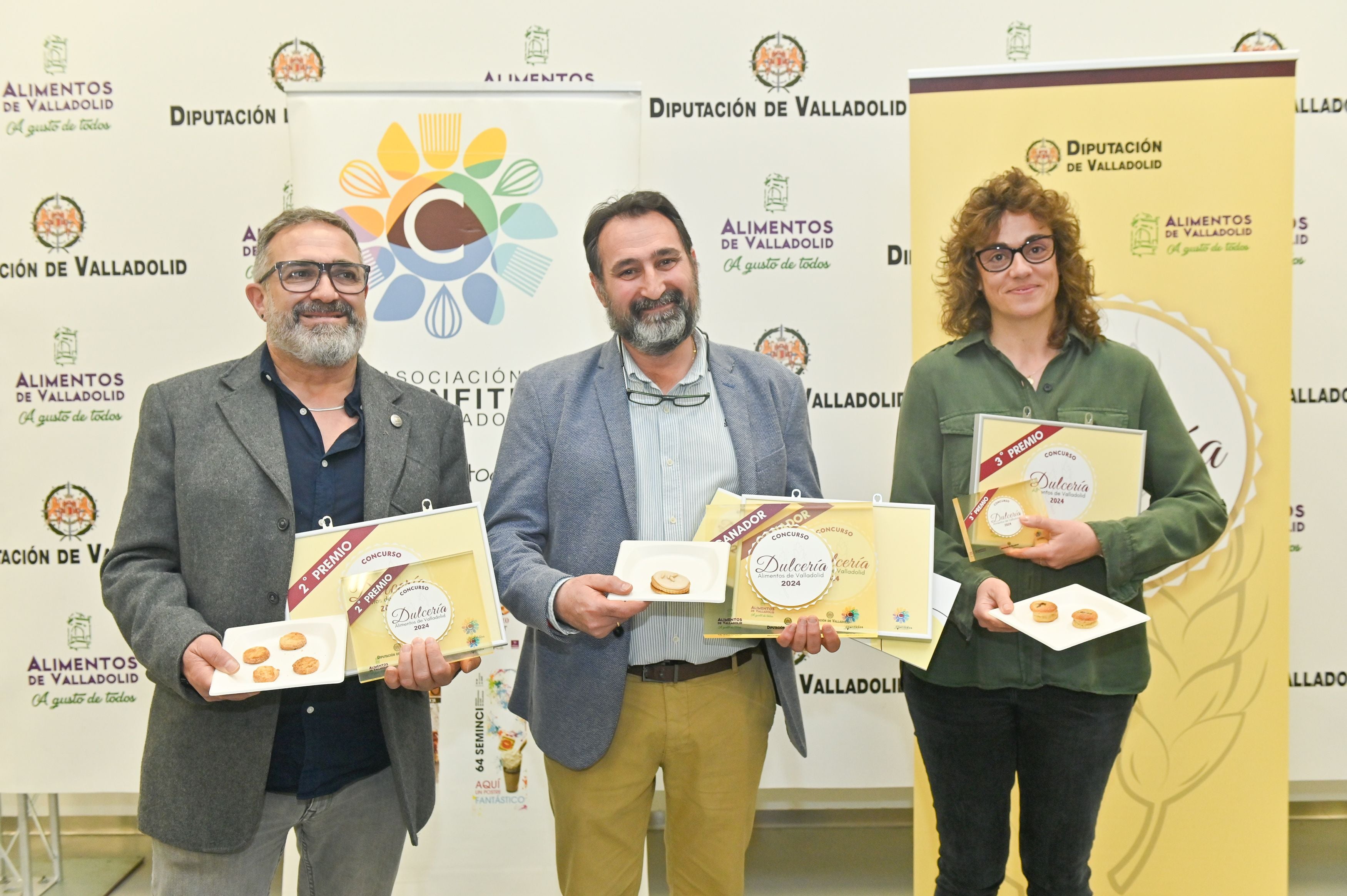 Primer premio, Rafael Mesonero, de Confitería Vitín, en el centro. A la izquierda el segundo premio Jesús Fernández Esteban de Pastelería Frías en Olmedo y el tercer galardón (a la derecha) ha ido a parar a Castronuño para José Ignacio Colinas de Xocoreto, aunque lo ha recogido Natalia Cernuda.