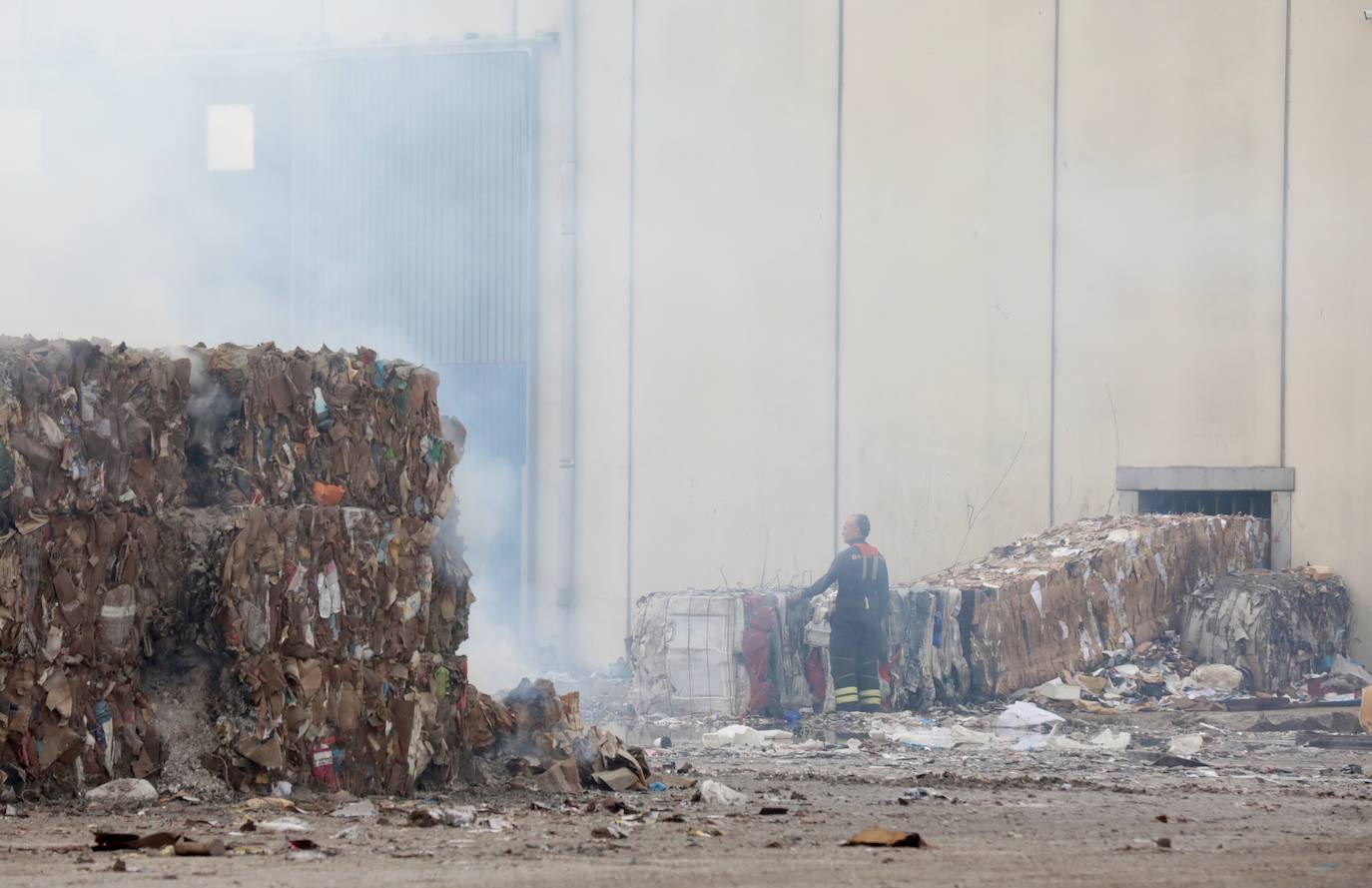 Las imágenes del día después del incendio de la fábrica de Aldeamayor